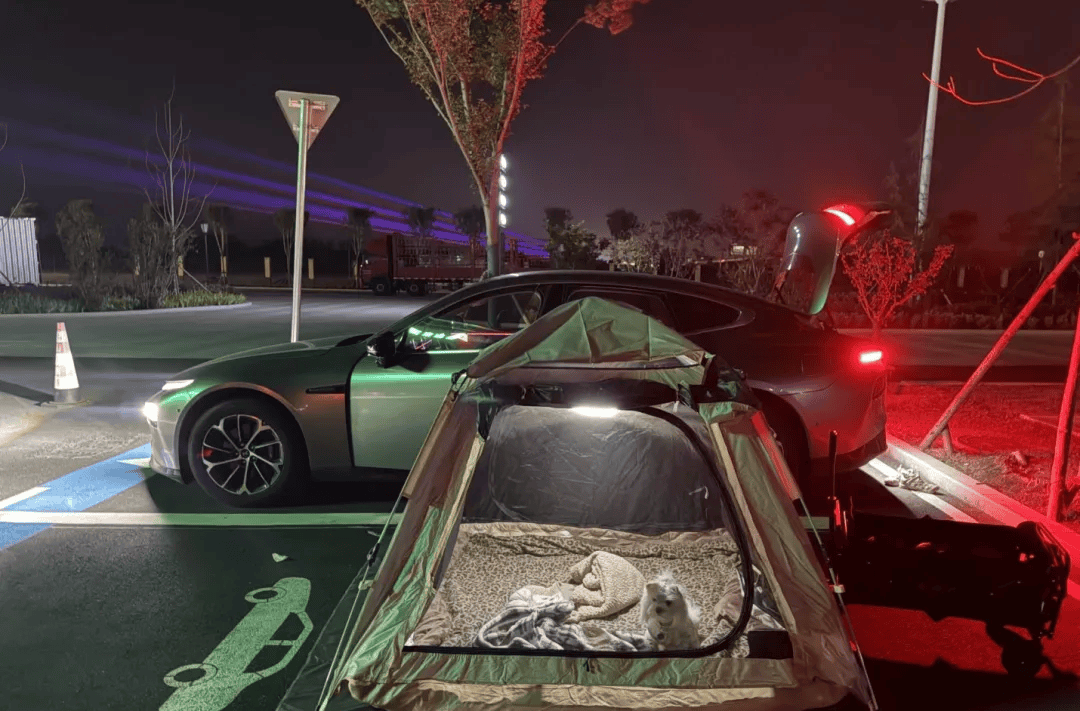 庆期间年轻人旅行掀起“帐篷过夜”热潮mg不朽情缘网站不住酒店住帐篷！国(图3)